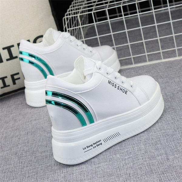 Ανοιξιάτικα sneakers από οικολογικό δέρμα με σόλα ύψους 10 cm