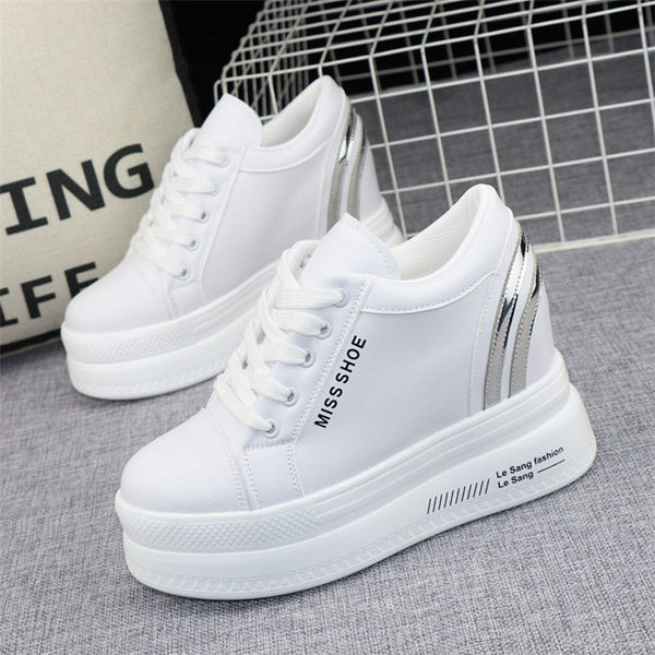 Ανοιξιάτικα sneakers από οικολογικό δέρμα με σόλα ύψους 10 cm