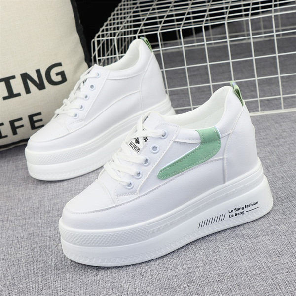 Novi model tenisica sa vezicama i platformom