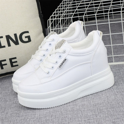 Fekete-fehér női tornacipő nyakkendővel