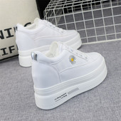 Női tornacipő hímzéssel és magas talppal - fehér színű