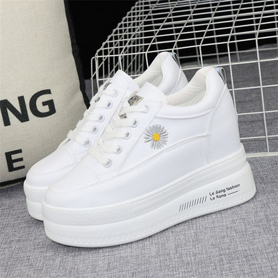 Női tornacipő hímzéssel és magas talppal - fehér színű