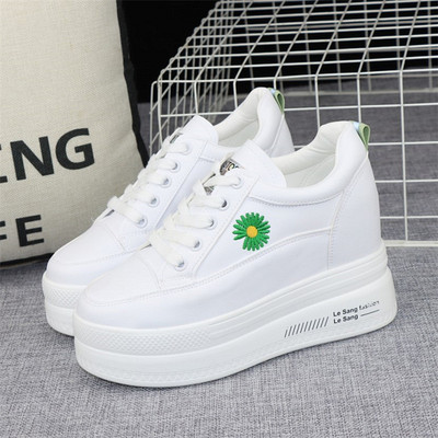 Női tornacipő hímzéssel és magas talppal - fehér színű