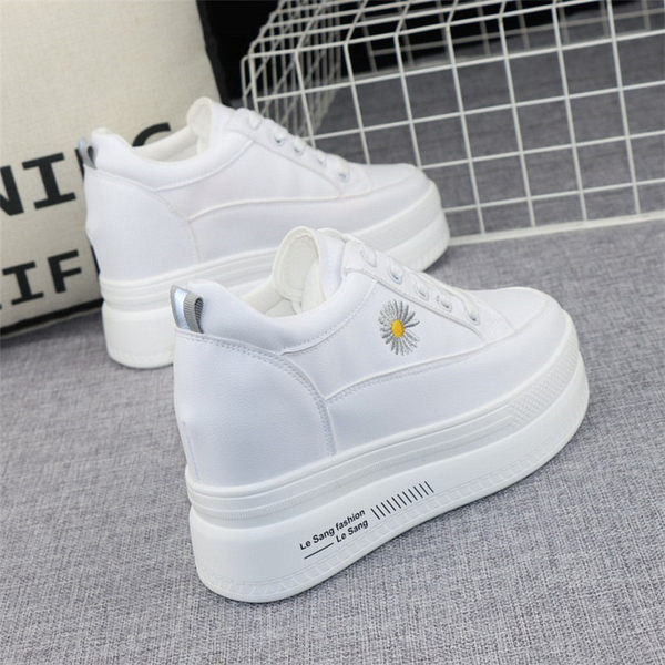 Női tornacipő hímzéssel és magas talppal - fehér színű