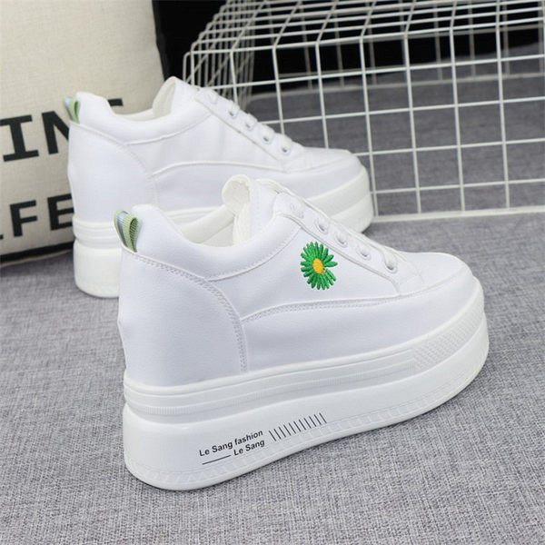 Női tornacipő hímzéssel és magas talppal - fehér színű