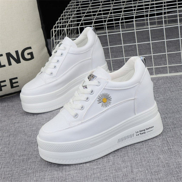 Női tornacipő hímzéssel és magas talppal - fehér színű