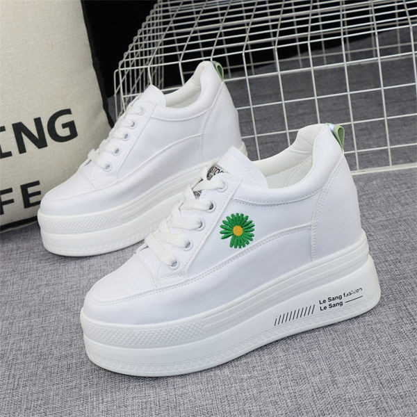 Női tornacipő hímzéssel és magas talppal - fehér színű