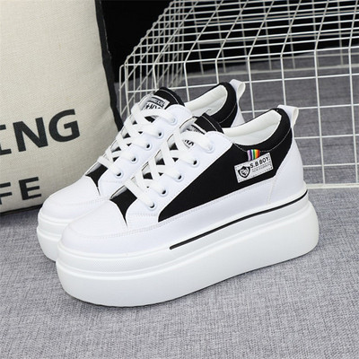 Дамски кецове с връзки в бял и черен цвят