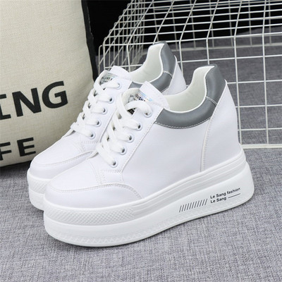 Γυναικεία sneakers πλατφόρμας με κορδόνια σε λευκό χρώμα