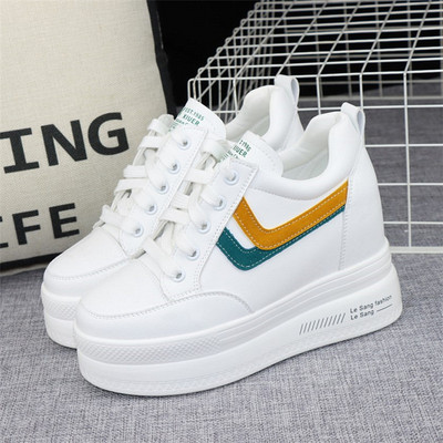 Γυναικεία sneakers πλατφόρμας με κορδόνια σε λευκό χρώμα