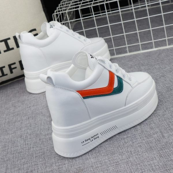 Valged lipsudega naiste platvormtossud