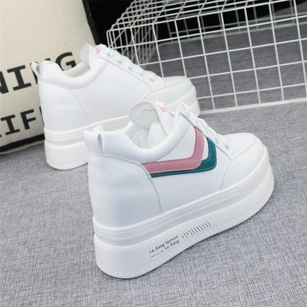 Valged lipsudega naiste platvormtossud