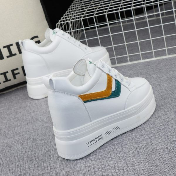 Valged lipsudega naiste platvormtossud