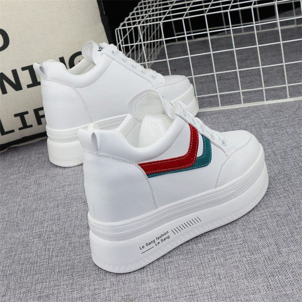 Valged lipsudega naiste platvormtossud