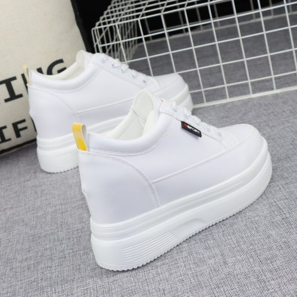 Дамски ежедневни обувки на платформа с връзки в бял цвят 