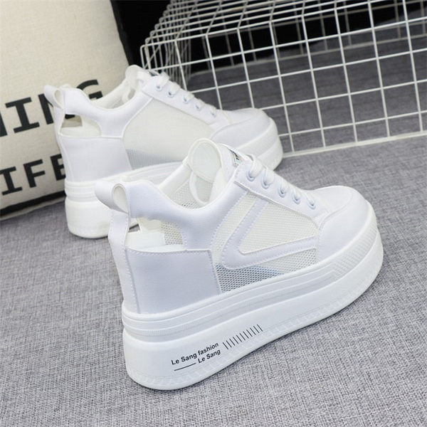 Дамски маратонки с връзки в бял цвят и платформа 