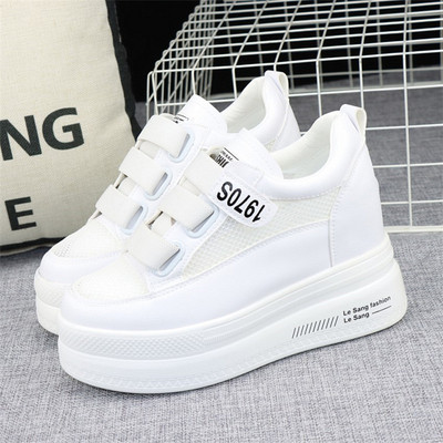 Γυναικεία παπούτσια με πλέγμα και επιγραφές σε λευκό και μαύρο χρώμα