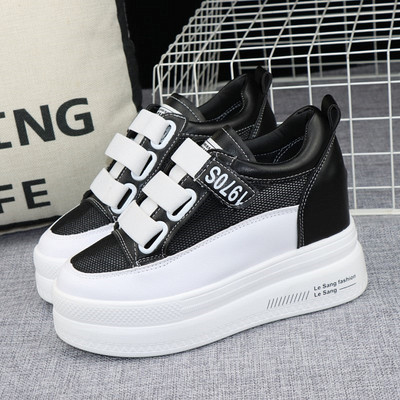 Γυναικεία παπούτσια με πλέγμα και επιγραφές σε λευκό και μαύρο χρώμα