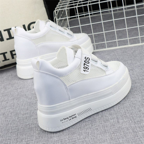 Γυναικεία παπούτσια με πλέγμα και επιγραφές σε λευκό και μαύρο χρώμα