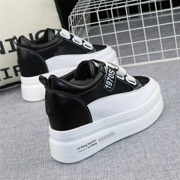 Γυναικεία παπούτσια με πλέγμα και επιγραφές σε λευκό και μαύρο χρώμα