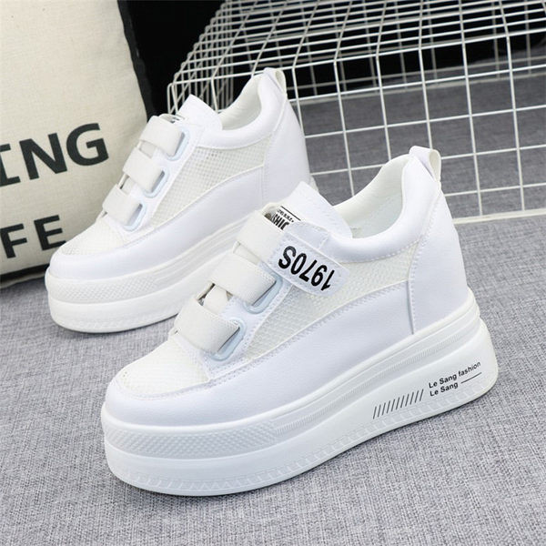 Γυναικεία παπούτσια με πλέγμα και επιγραφές σε λευκό και μαύρο χρώμα