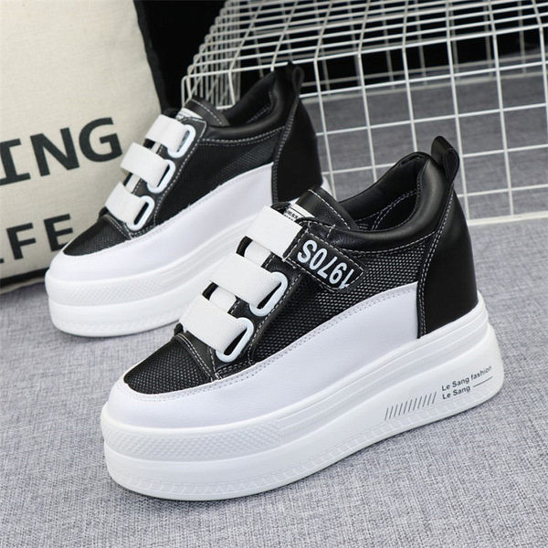 Γυναικεία παπούτσια με πλέγμα και επιγραφές σε λευκό και μαύρο χρώμα