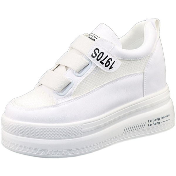 Γυναικεία παπούτσια με πλέγμα και επιγραφές σε λευκό και μαύρο χρώμα