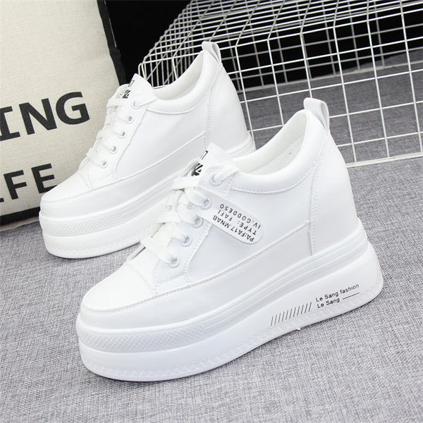 Naiste peidetud platvormiga ökonahast kevadised tossud