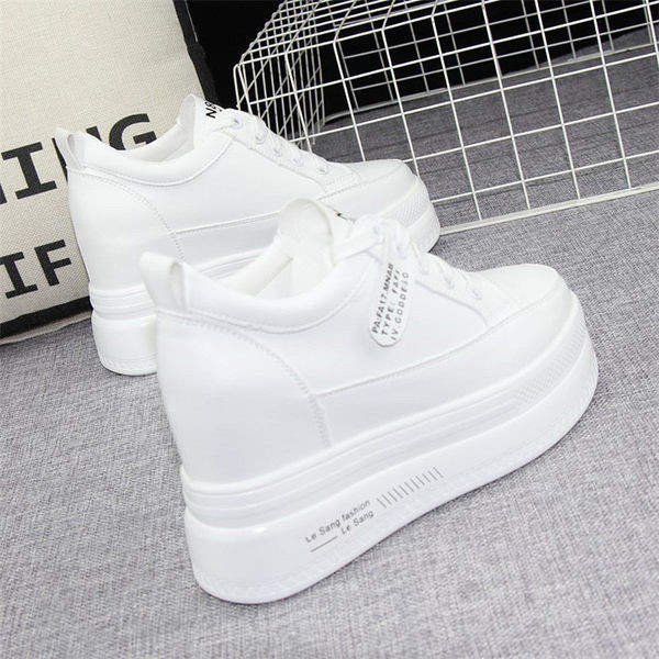 Naiste peidetud platvormiga ökonahast kevadised tossud