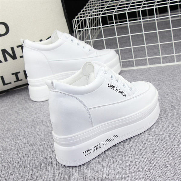 Кецове на платформа в черен и бял цвят 