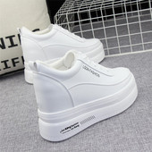 Γυναικεία sneakers με ψηλή σόλα σε λευκό χρώμα