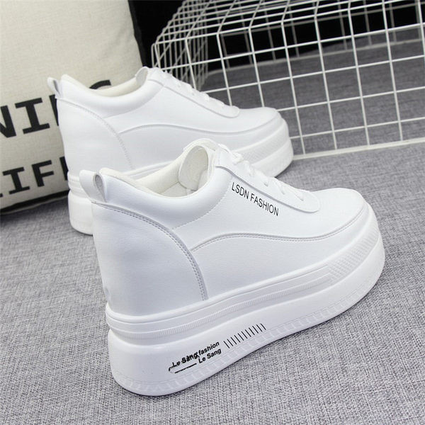 Γυναικεία sneakers με ψηλή σόλα σε λευκό χρώμα