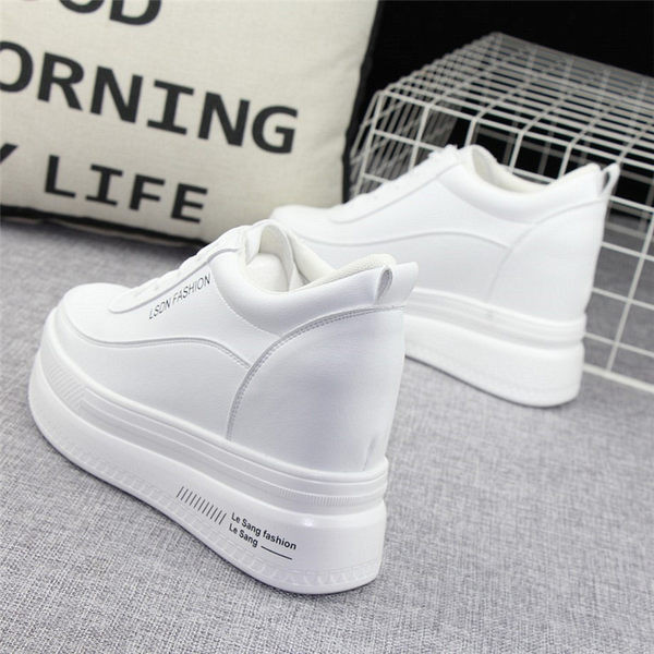 Γυναικεία sneakers με ψηλή σόλα σε λευκό χρώμα