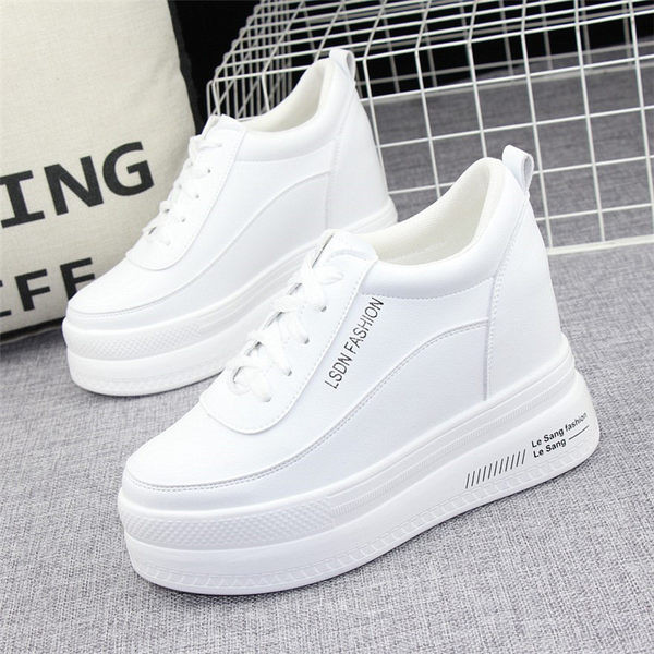 Γυναικεία sneakers με ψηλή σόλα σε λευκό χρώμα