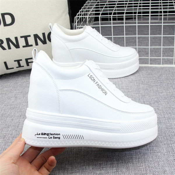 Γυναικεία sneakers με ψηλή σόλα σε λευκό χρώμα