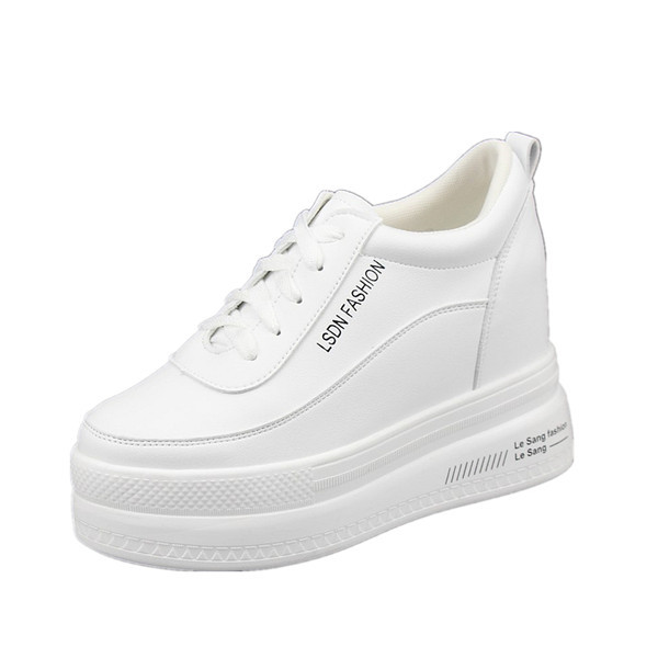 Γυναικεία sneakers με ψηλή σόλα σε λευκό χρώμα