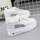 Lipsudega ja läikiva efektiga naiste tossud - valget värvi