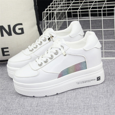 Lipsudega ja läikiva efektiga naiste tossud - valget värvi