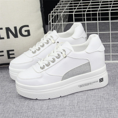 Lipsudega ja läikiva efektiga naiste tossud - valget värvi