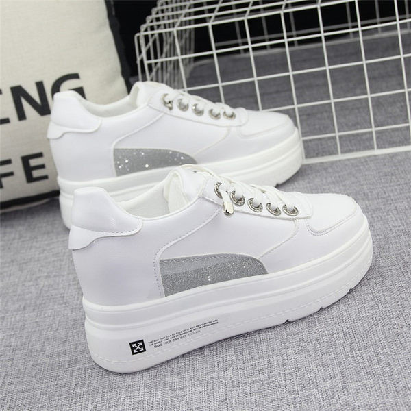 Lipsudega ja läikiva efektiga naiste tossud - valget värvi