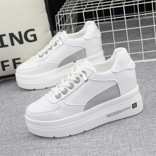 Lipsudega ja läikiva efektiga naiste tossud - valget värvi