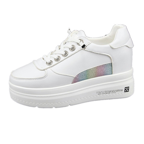 Lipsudega ja läikiva efektiga naiste tossud - valget värvi