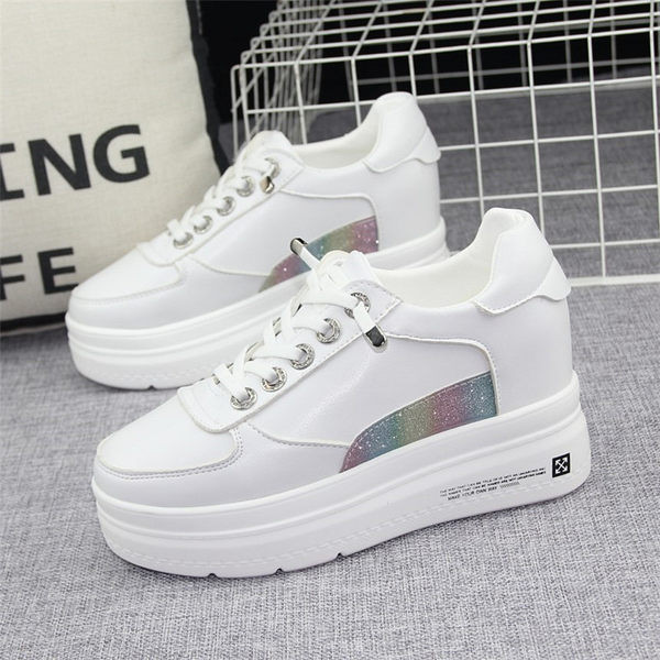 Lipsudega ja läikiva efektiga naiste tossud - valget värvi