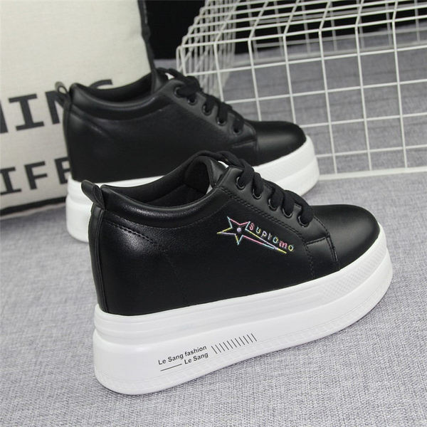 Moodsad tikandi ja platvormiga tossud