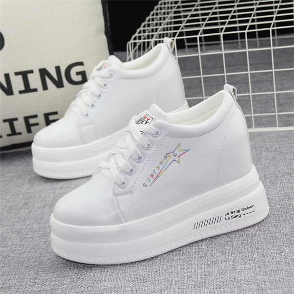 Moodsad tikandi ja platvormiga tossud