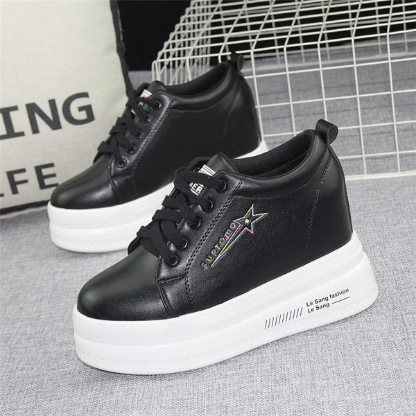 Moodsad tikandi ja platvormiga tossud