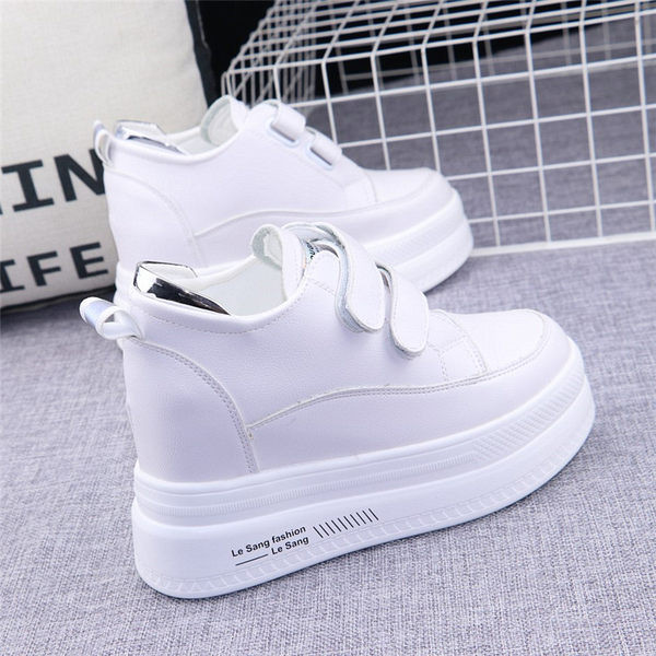 Női tornacipő matricákkal és magas talppal - két színben