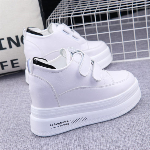 Női tornacipő matricákkal és magas talppal - két színben