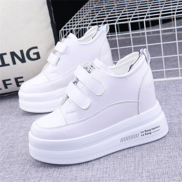 Női tornacipő matricákkal és magas talppal - két színben