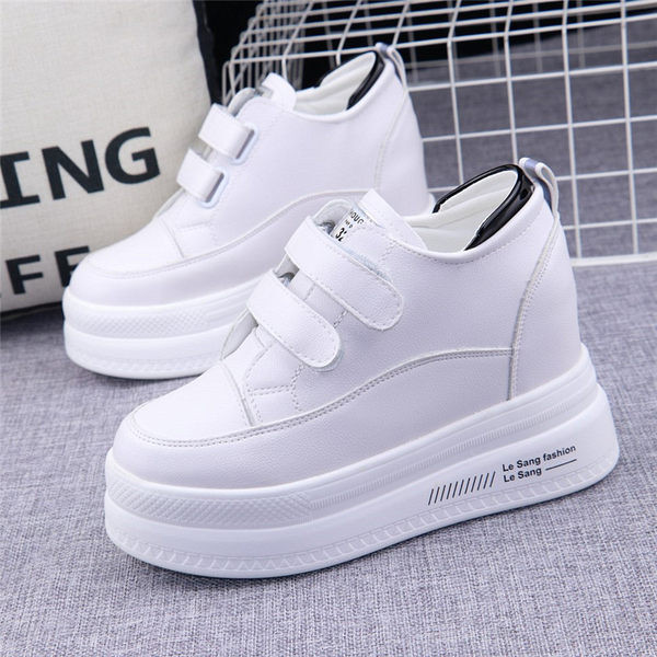 Női tornacipő matricákkal és magas talppal - két színben